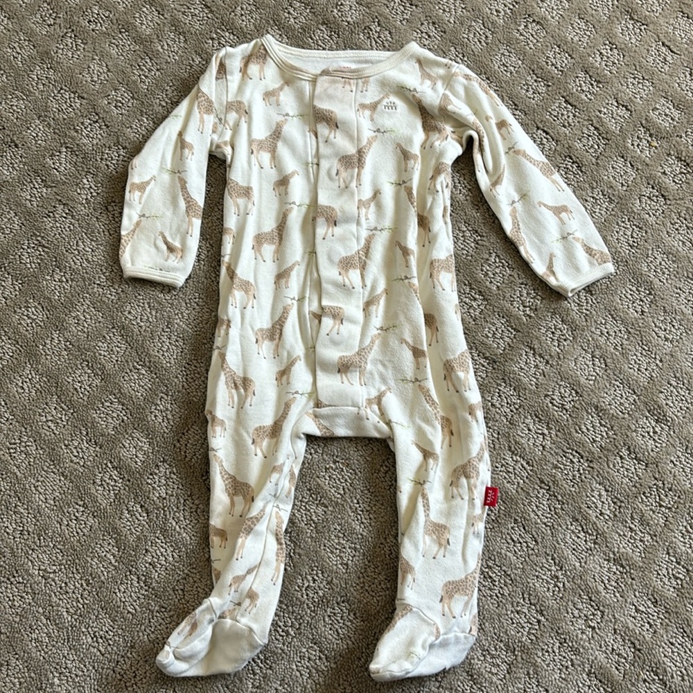 Magnetic Me giraffe print gender neutral magnetic onsie. Size 6-9 months
